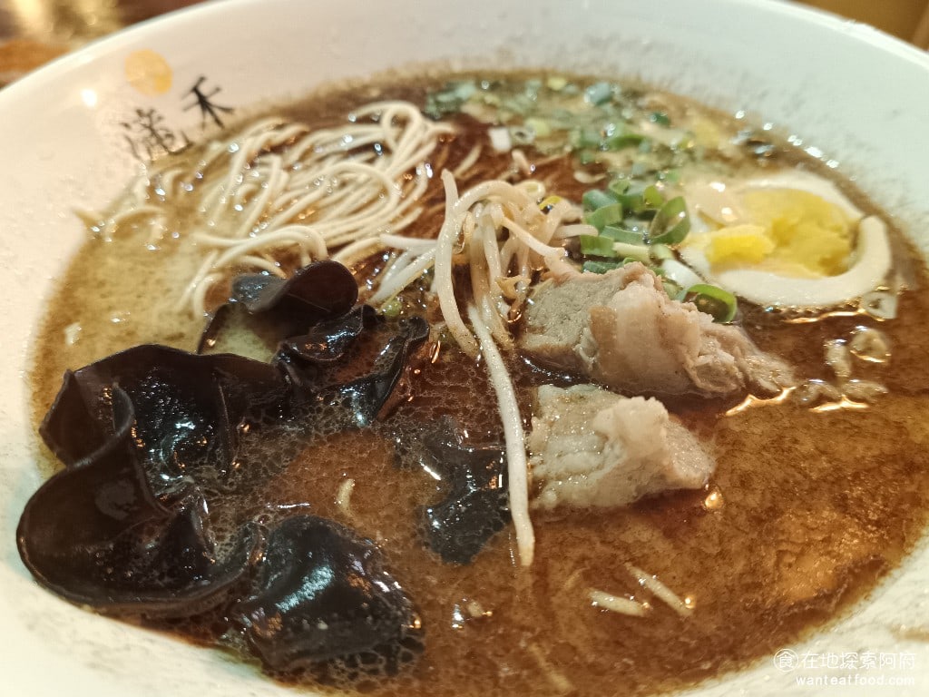 滝禾製麵所-內湖江南店,滝禾製麵所-內湖江南店菜單,滝禾製麵所-內湖江南店價格,內湖區美食,內湖美食,港墘美食,日式料理,拉麵 湯頭看起來又黑又濃，感覺會很油膩，但吃起來其實不會，蒜味非常香，但也不會過於重。重口味的人，應該會喜歡這個拉麵。 @在地探索的阿府美食世界