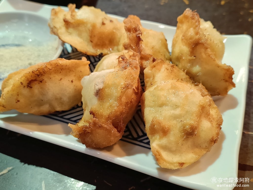 滝禾製麵所-內湖江南店,滝禾製麵所-內湖江南店菜單,滝禾製麵所-內湖江南店價格,內湖區美食,內湖美食,港墘美食,日式料理,拉麵 雖然味道上可以，但是口感上我覺得不行，因為這樣的做法，吃起來非常硬，咬下去水餃的外皮非常尖，戳到牙肉其實非常不舒服。 @在地探索的阿府美食世界