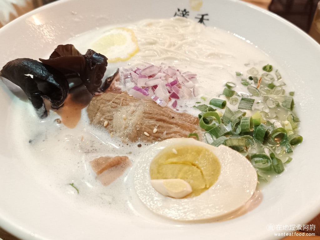 滝禾製麵所-內湖江南店,滝禾製麵所-內湖江南店菜單,滝禾製麵所-內湖江南店價格,內湖區美食,內湖美食,港墘美食,日式料理,拉麵 柚雞肋眼拉麵 230 元 因為點了重口味的黑蒜，所以另一碗就點了雞白湯的拉麵，希望能吃起來清爽一點，做個對比。 @在地探索的阿府美食世界