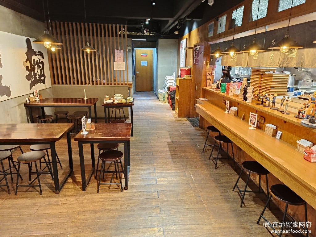 滝禾製麵所-內湖江南店,滝禾製麵所-內湖江南店菜單,滝禾製麵所-內湖江南店價格,內湖區美食,內湖美食,港墘美食,日式料理,拉麵 相較於一般拉麵店，《滝禾製麵所-內湖江南店》的店內空間還蠻大的，座位很多不只有吧台，還有一般座位區。 @在地探索的阿府美食世界