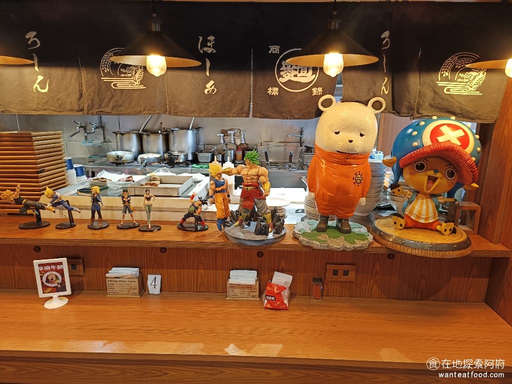 滝禾製麵所-內湖江南店,滝禾製麵所-內湖江南店菜單,滝禾製麵所-內湖江南店價格,內湖區美食,內湖美食,港墘美食,日式料理,拉麵 《滝禾製麵所-內湖江南店》的老闆，應該是動漫愛好者，吧台上放了很多動漫的公仔，有海賊王、七龍珠。 @在地探索的阿府美食世界