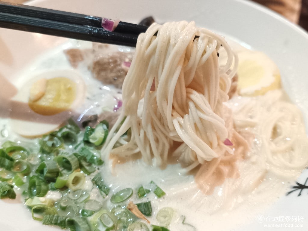 滝禾製麵所-內湖江南店,滝禾製麵所-內湖江南店菜單,滝禾製麵所-內湖江南店價格,內湖區美食,內湖美食,港墘美食,日式料理,拉麵 《滝禾製麵所-內湖江南店》的細麵，吃起來完全沒有硬的感覺，輕輕一咬就斷了，沒什麼口感。總之，雞白湯拉麵的麵和湯，個人都不太喜歡。 @在地探索的阿府美食世界