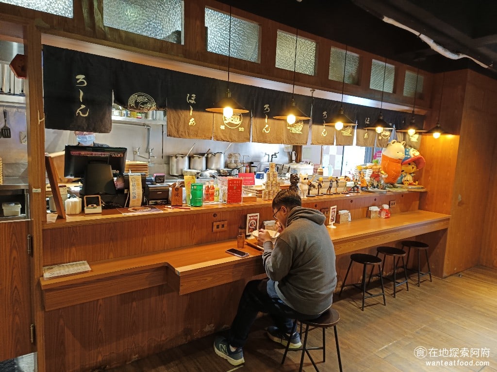 滝禾製麵所-內湖江南店,滝禾製麵所-內湖江南店菜單,滝禾製麵所-內湖江南店價格,內湖區美食,內湖美食,港墘美食,日式料理,拉麵 廚房是開放式的，但因為是老店了，所以店內燉煮的味道還蠻重的。 @在地探索的阿府美食世界