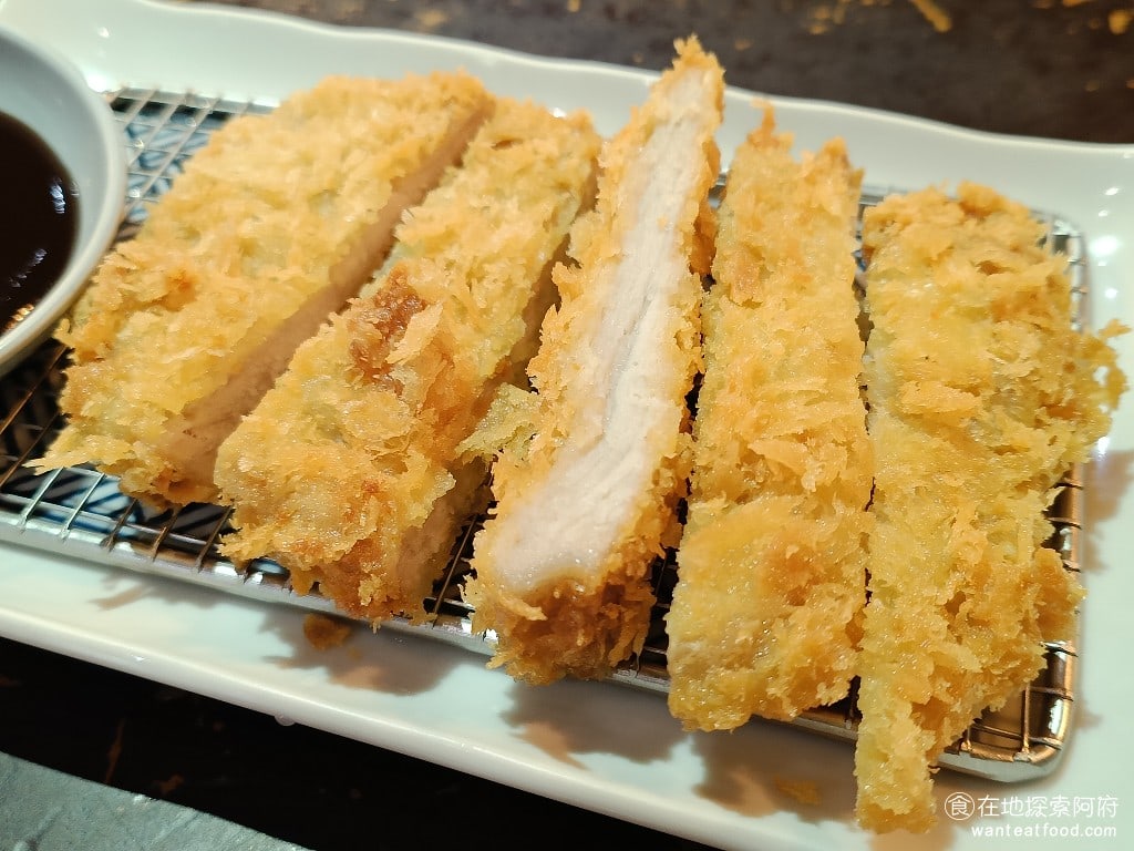 滝禾製麵所-內湖江南店,滝禾製麵所-內湖江南店菜單,滝禾製麵所-內湖江南店價格,內湖區美食,內湖美食,港墘美食,日式料理,拉麵 他的炸豬排吃了一口後，發現完全不行，豬排的口感非常硬，而且豬排在切的時候，應該要和紋路垂直，不應該和紋路平行去切，所以口感非常不好。此外，豬排肉非常乾，也很硬。 @在地探索的阿府美食世界