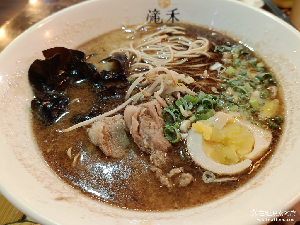 滝禾製麵所-內湖江南店,滝禾製麵所-內湖江南店菜單,滝禾製麵所-內湖江南店價格,內湖區美食,內湖美食,港墘美食,日式料理,拉麵 黑蒜肋眼拉麵 200 元 《滝禾製麵所-內湖江南店》的拉麵我吃過了兩三種口味，最後覺得黑蒜的口味最好吃，黑蒜的湯頭算是店裡的招牌。 @在地探索的阿府美食世界