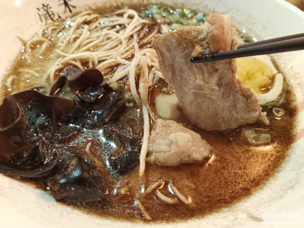 滝禾製麵所-內湖江南店,滝禾製麵所-內湖江南店菜單,滝禾製麵所-內湖江南店價格,內湖區美食,內湖美食,港墘美食,日式料理,拉麵 在《滝禾製麵所-內湖江南店》，如果要選擇肉的話，我推薦選擇肋眼。它的肋眼是用豬肋條部位的肉去燉煮的，每隻豬只有兩條，所以是限量供應。味道吃起來有點像控肉，但比控肉還要軟。 @在地探索的阿府美食世界