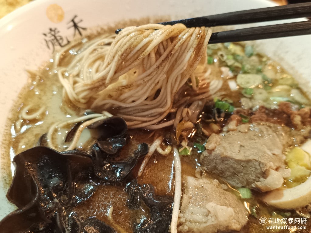 滝禾製麵所-內湖江南店,滝禾製麵所-內湖江南店菜單,滝禾製麵所-內湖江南店價格,內湖區美食,內湖美食,港墘美食,日式料理,拉麵 他的麵條我選擇細麵，並且要求煮軟一點，雖然黑蒜的湯頭味道很棒，但是他的麵不太行，吃起來覺得很鬆，沒什麼嚼勁，也沒口感。 @在地探索的阿府美食世界