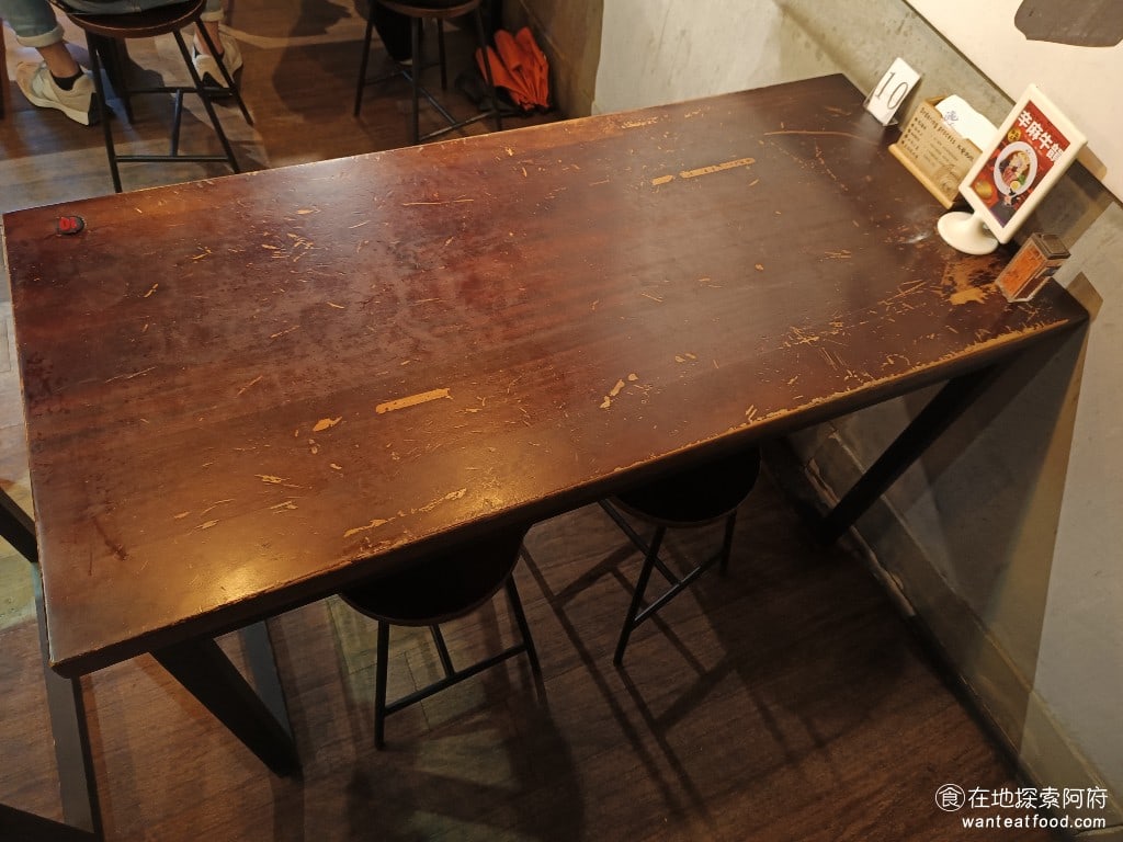 滝禾製麵所-內湖江南店,滝禾製麵所-內湖江南店菜單,滝禾製麵所-內湖江南店價格,內湖區美食,內湖美食,港墘美食,日式料理,拉麵 桌面非常寬敞，所以坐起來完全不會擠。 @在地探索的阿府美食世界