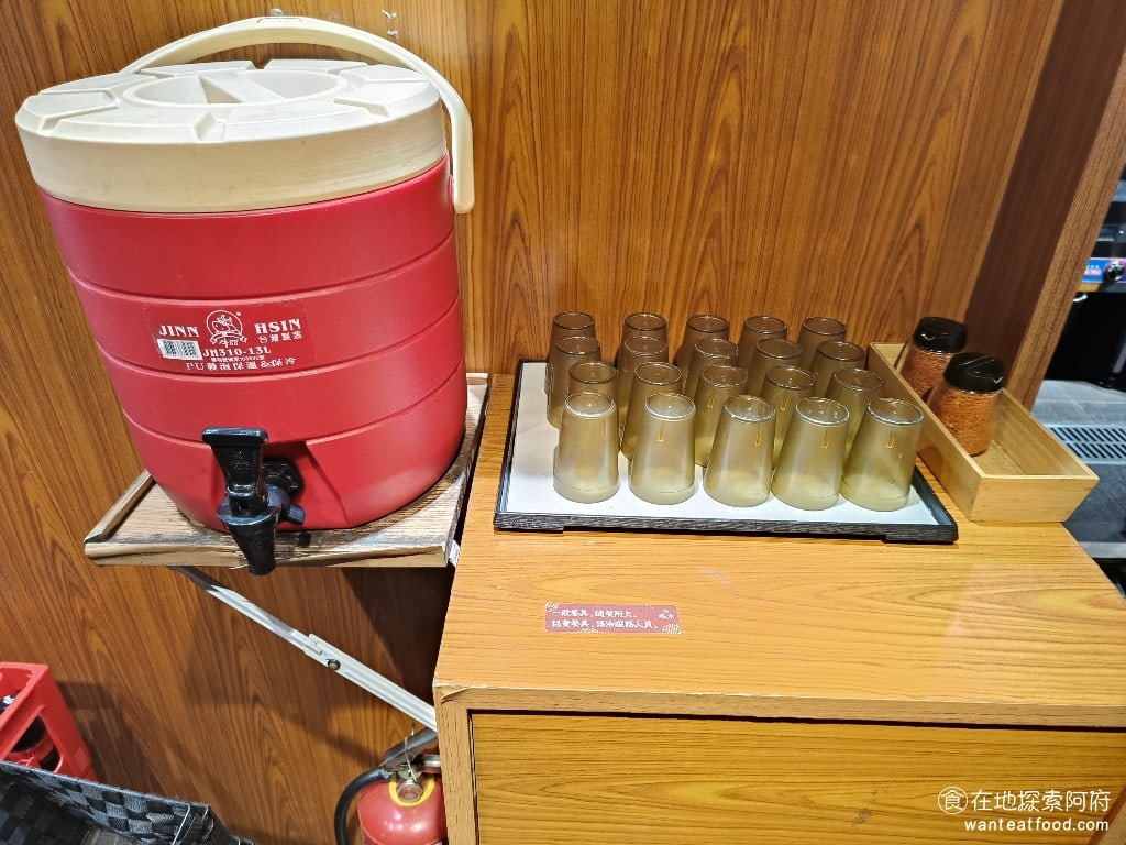 滝禾製麵所-內湖江南店,滝禾製麵所-內湖江南店菜單,滝禾製麵所-內湖江南店價格,內湖區美食,內湖美食,港墘美食,日式料理,拉麵 店內有提供免費的冰水可以喝，冰水給的是檸檬水，喝起來非常的舒服。 @在地探索的阿府美食世界