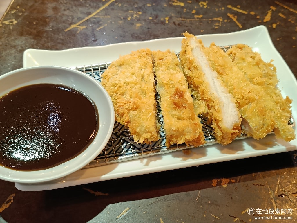 滝禾製麵所-內湖江南店,滝禾製麵所-內湖江南店菜單,滝禾製麵所-內湖江南店價格,內湖區美食,內湖美食,港墘美食,日式料理,拉麵 炸豬排 100 元 我們原本是要點炸唐揚雞的，只不過賣完了，所以才點了炸豬排。點炸豬排會送一盤燙青菜，還不錯。 @在地探索的阿府美食世界