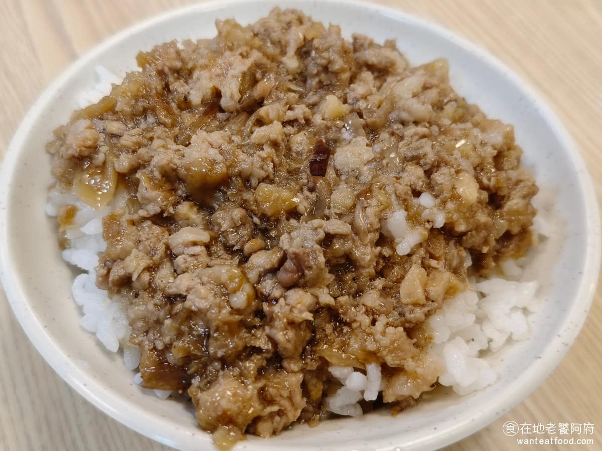 阿春美食 阿春美食菜單 阿春美食推薦 烏來區美食 烏來美食 中式料理 熱炒 招牌滷肉飯 看起來很普通但吃起來其實還不錯,吃得到紅蔥頭的香氣,鹹度不會太鹹,肉燥全是瘦肉卻不會乾硬,整碗很濕潤。 @在地老饕阿府