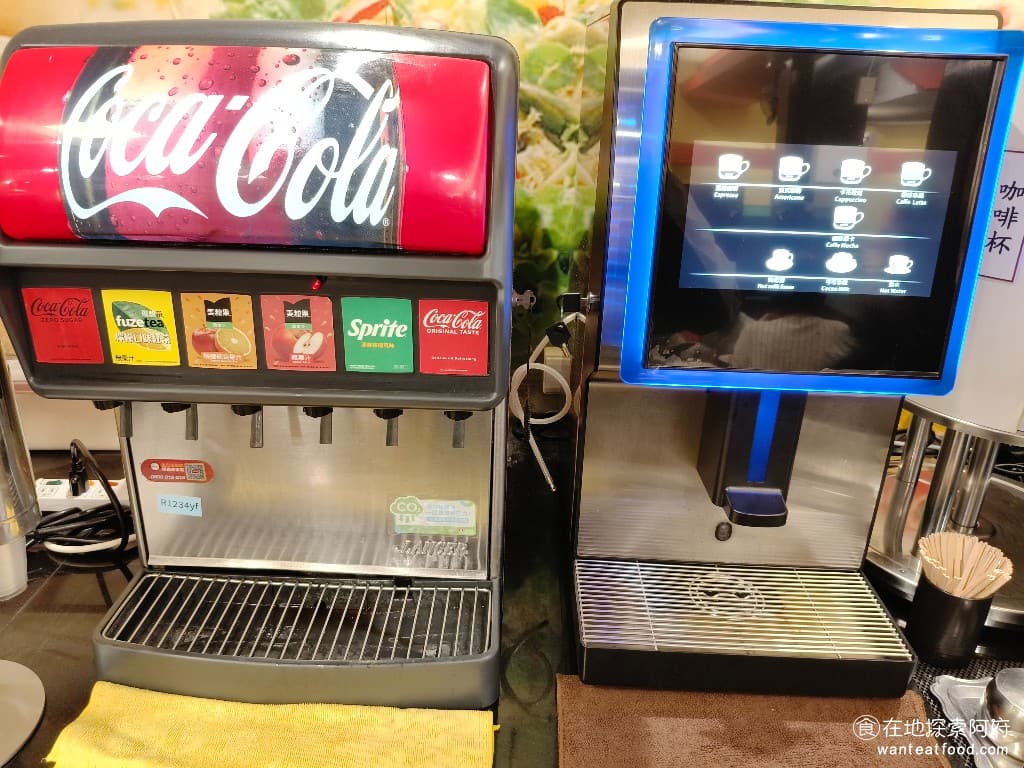 我家牛排-內湖港墘店,我家牛排-內湖港墘店菜單,我家牛排-內湖港墘店價格,內湖區美食,內湖美食,港墘美食,美式料理,牛排,牛排,牛排 咖啡機和飲料區 可樂、雪碧、咖啡、巧克力、紅茶，該有的都有了。 @在地阿府的美食世界