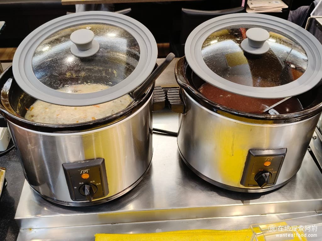 我家牛排-內湖港墘店,我家牛排-內湖港墘店菜單,我家牛排-內湖港墘店價格,內湖區美食,內湖美食,港墘美食,美式料理,牛排,牛排,牛排 左邊的是粥，右邊的是紅豆紫米湯，紅豆紫米湯的味道，喝起來還不錯，味道非常甜。 @在地阿府的美食世界