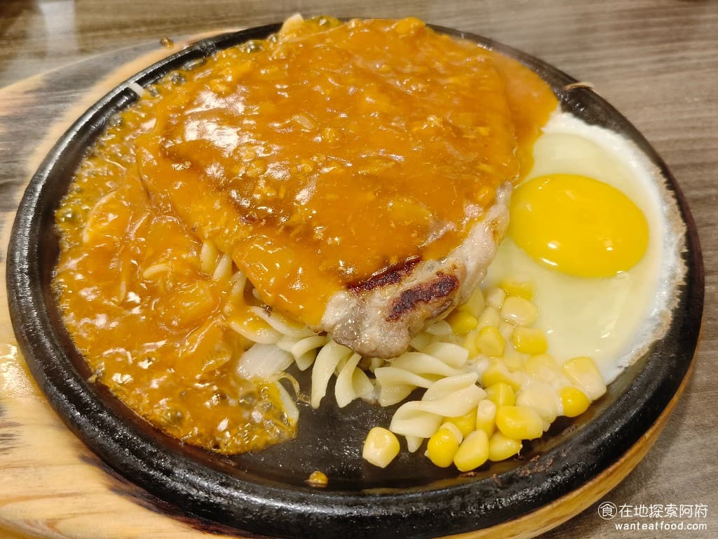我家牛排-內湖港墘店,我家牛排-內湖港墘店菜單,我家牛排-內湖港墘店價格,內湖區美食,內湖美食,港墘美食,美式料理,牛排,牛排,牛排 蒜香風味豬排 在我家牛排中，我覺得所有的排餐味道最突出的，就是他的豬排，蒜味非常濃厚，完全融入每一塊肉之中，肉質也非常軟嫩。 @在地阿府的美食世界