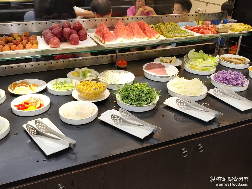 我家牛排-內湖港墘店,我家牛排-內湖港墘店菜單,我家牛排-內湖港墘店價格,內湖區美食,內湖美食,港墘美食,美式料理,牛排,牛排,牛排 水果區和沙拉區 西瓜、百香果吃起來都還不錯，水果的品質都算好，吃起來都很甜，不會特別酸。 @在地阿府的美食世界