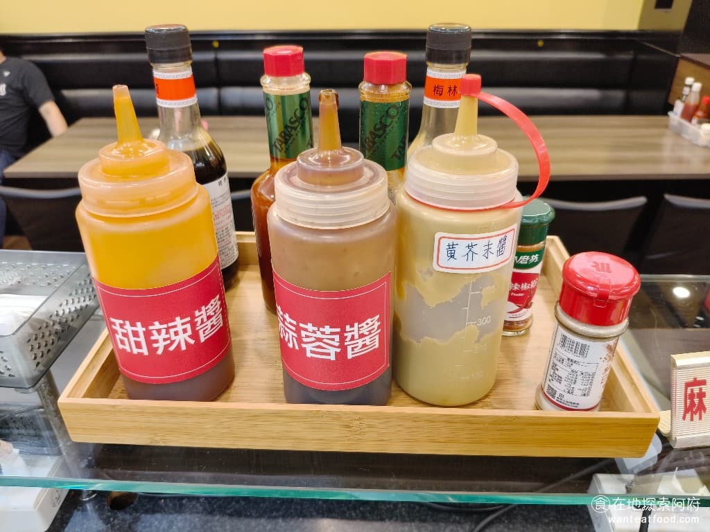 我家牛排-內湖港墘店,我家牛排-內湖港墘店菜單,我家牛排-內湖港墘店價格,內湖區美食,內湖美食,港墘美食,美式料理,牛排,牛排,牛排 除了桌上放的醬汁外，檯面上還放了芥末醬、蒜蓉醬和甜辣醬。 @在地阿府的美食世界