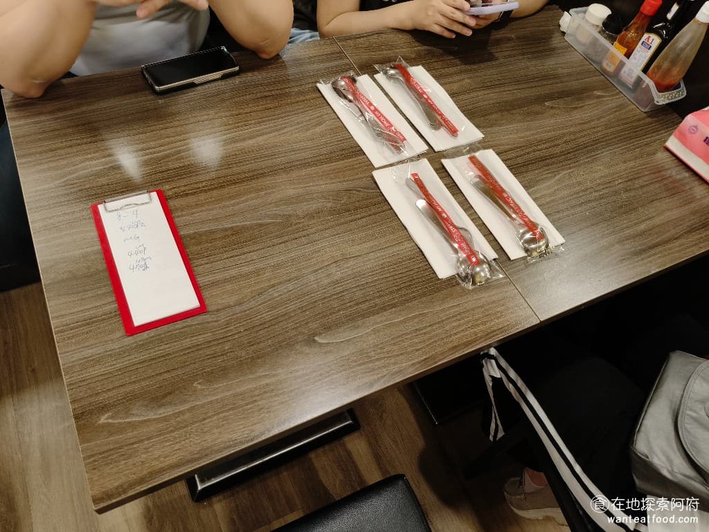 我家牛排-內湖港墘店,我家牛排-內湖港墘店菜單,我家牛排-內湖港墘店價格,內湖區美食,內湖美食,港墘美食,美式料理,牛排,牛排,牛排 排了30分鐘，終於入座了，桌子的面積還算寬敞，坐起來不會覺得很擁擠，半邊還有沙發座椅，在《我家牛排-內湖港墘店》用餐，可以感覺到環境乾淨且舒適。 @在地阿府的美食世界