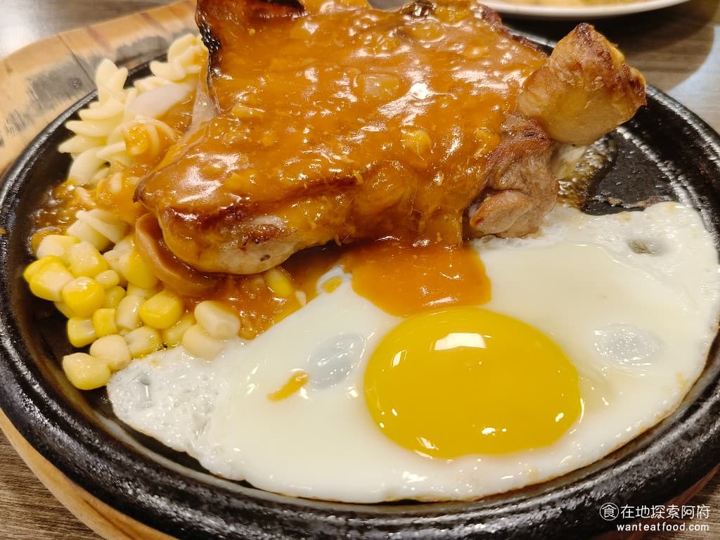 我家牛排-內湖港墘店,我家牛排-內湖港墘店菜單,我家牛排-內湖港墘店價格,內湖區美食,內湖美食,港墘美食,美式料理,牛排,牛排,牛排 和蒜香豬排一樣，雞腿排的肉也有醃製過，所以也帶有蒜香的風味，外皮吃起來是比較軟的，不是脆皮的那一種。 @在地阿府的美食世界