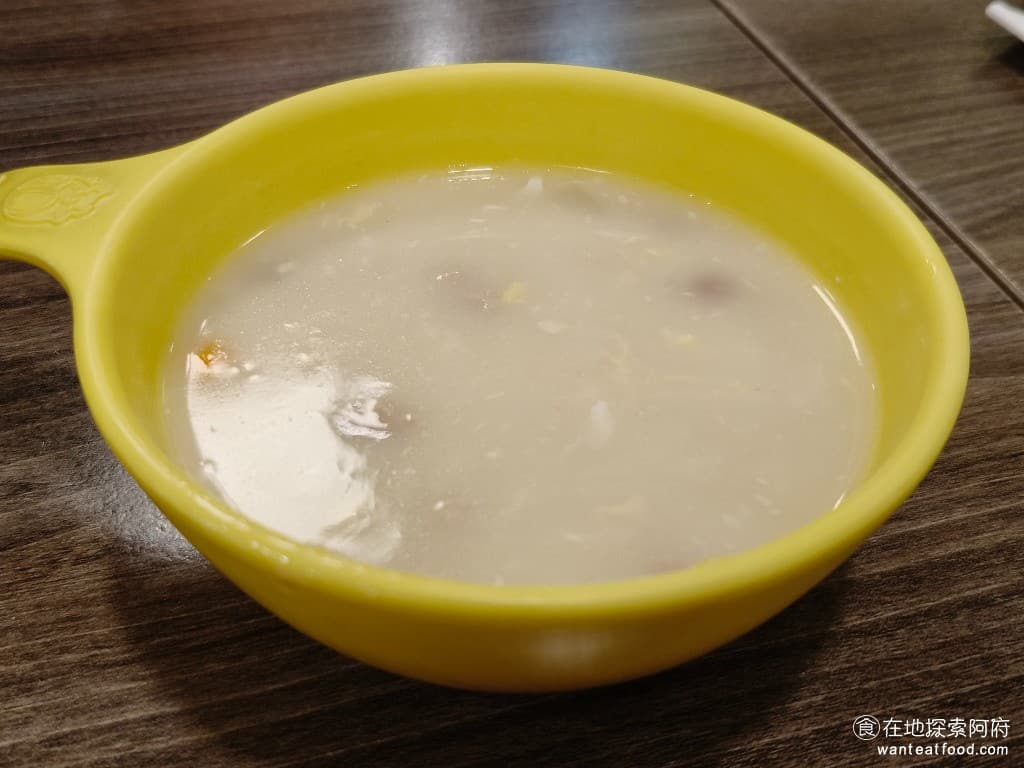 我家牛排-內湖港墘店,我家牛排-內湖港墘店菜單,我家牛排-內湖港墘店價格,內湖區美食,內湖美食,港墘美食,美式料理,牛排,牛排,牛排 玉米濃湯 玉米濃湯喝起來很怪，因為紅蘿蔔的味道很重，重過頭了，所以喝了幾口，就不想喝了。 @在地阿府的美食世界