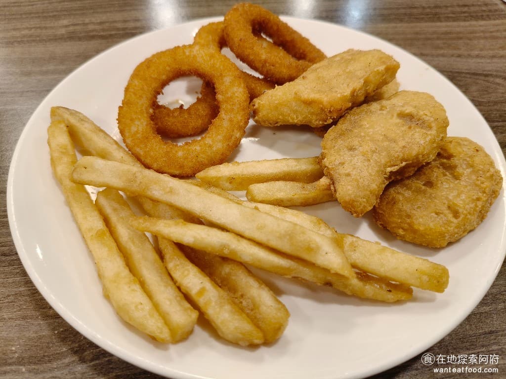 我家牛排-內湖港墘店,我家牛排-內湖港墘店菜單,我家牛排-內湖港墘店價格,內湖區美食,內湖美食,港墘美食,美式料理,牛排,牛排,牛排 炸物洋蔥圈、薯條和炸雞塊 這三樣炸物，吃起來口感都還行，炸薯條吃起來很脆，洋蔥圈也不會很油膩，炸雞塊的味道就和早餐店吃到的差不多。 @在地阿府的美食世界