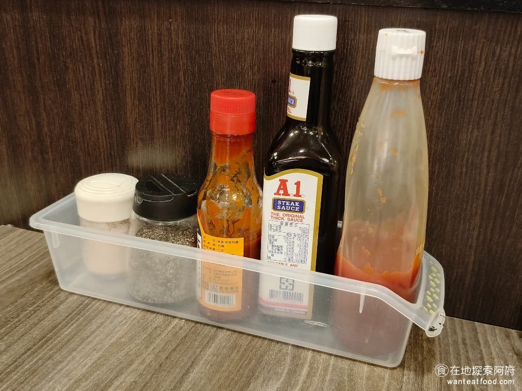 我家牛排-內湖港墘店,我家牛排-內湖港墘店菜單,我家牛排-內湖港墘店價格,內湖區美食,內湖美食,港墘美食,美式料理,牛排,牛排,牛排 桌上提供的醬料有番茄醬。紅人牌牛排醬、美美辣醬、黑胡椒、玫瑰鹽。 @在地阿府的美食世界