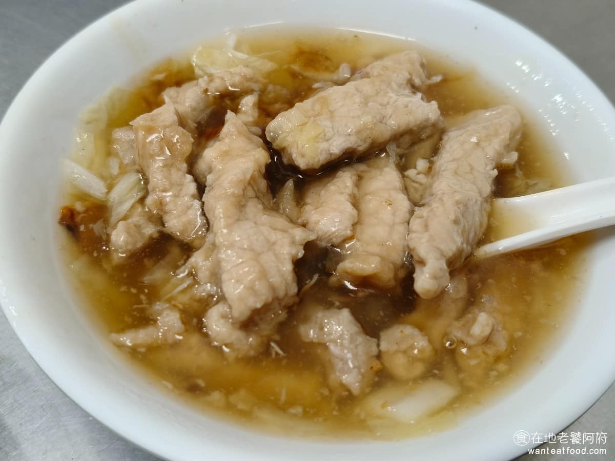 光輝肉羹 光輝肉羹菜單 光輝肉羹推薦 士林區美食 士林美食 台灣小吃 肉羹 滷肉飯 肉羹湯小 這是《光輝肉羹》的招牌,肉羹用豬後腿肉裹薄粉製成,咬起來有真實的肉感。 @在地老饕阿府