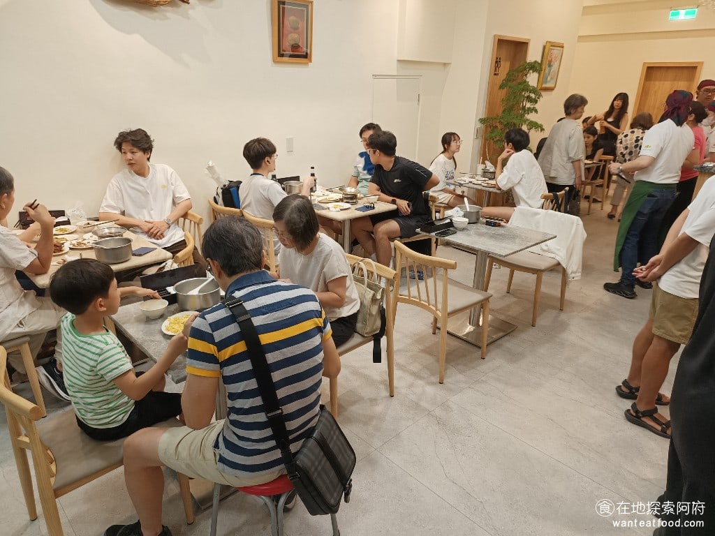 小李子清粥小菜,小李子清粥小菜菜單,小李子清粥小菜價格,大安區美食,大安美食,科技大樓美食,台灣小吃,清粥小菜 新店面的空間不大，以前還有兩層樓，但現在只剩下一樓，空間只有 30 坪左右，店內只能擺 8 到 9 桌。 @在地探索的阿府美食世界