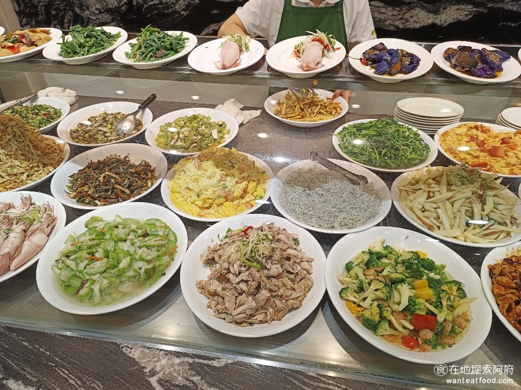 小李子清粥小菜,小李子清粥小菜菜單,小李子清粥小菜價格,大安區美食,大安美食,科技大樓美食,台灣小吃,清粥小菜 很多人會喜歡來這裡，就是因為菜色超級豐富，每次來都會遇到選擇困難，從熱炒類、蛋類、肉類、魚類、豆腐、青菜，應有盡有。 @在地探索的阿府美食世界