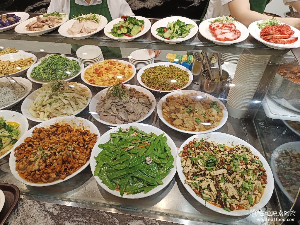 小李子清粥小菜,小李子清粥小菜菜單,小李子清粥小菜價格,大安區美食,大安美食,科技大樓美食,台灣小吃,清粥小菜 雖然菜色比以前少，但我發現每一道菜輪轉的速度比以前還要快，所以全部都是剛煮好的。 @在地探索的阿府美食世界
