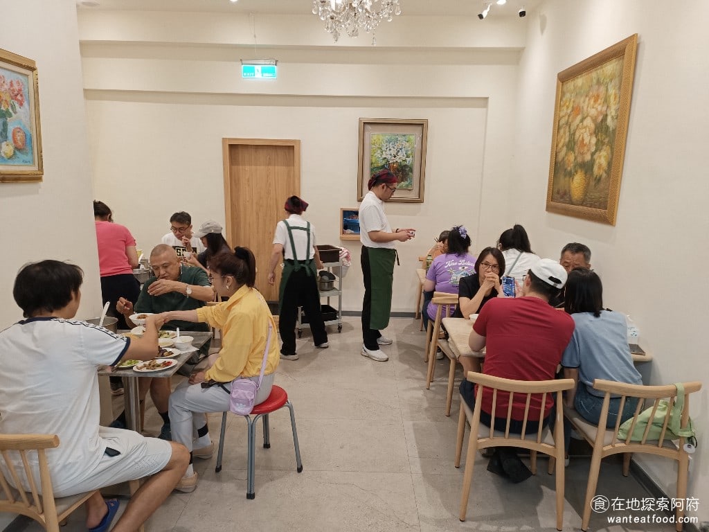 小李子清粥小菜,小李子清粥小菜菜單,小李子清粥小菜價格,大安區美食,大安美食,科技大樓美食,台灣小吃,清粥小菜 新的店面少了二樓的空間，所以已經沒有以前的大圓桌了，如果是要很多人來聚餐的話，新店面則是無法滿足這個需求。 @在地探索的阿府美食世界