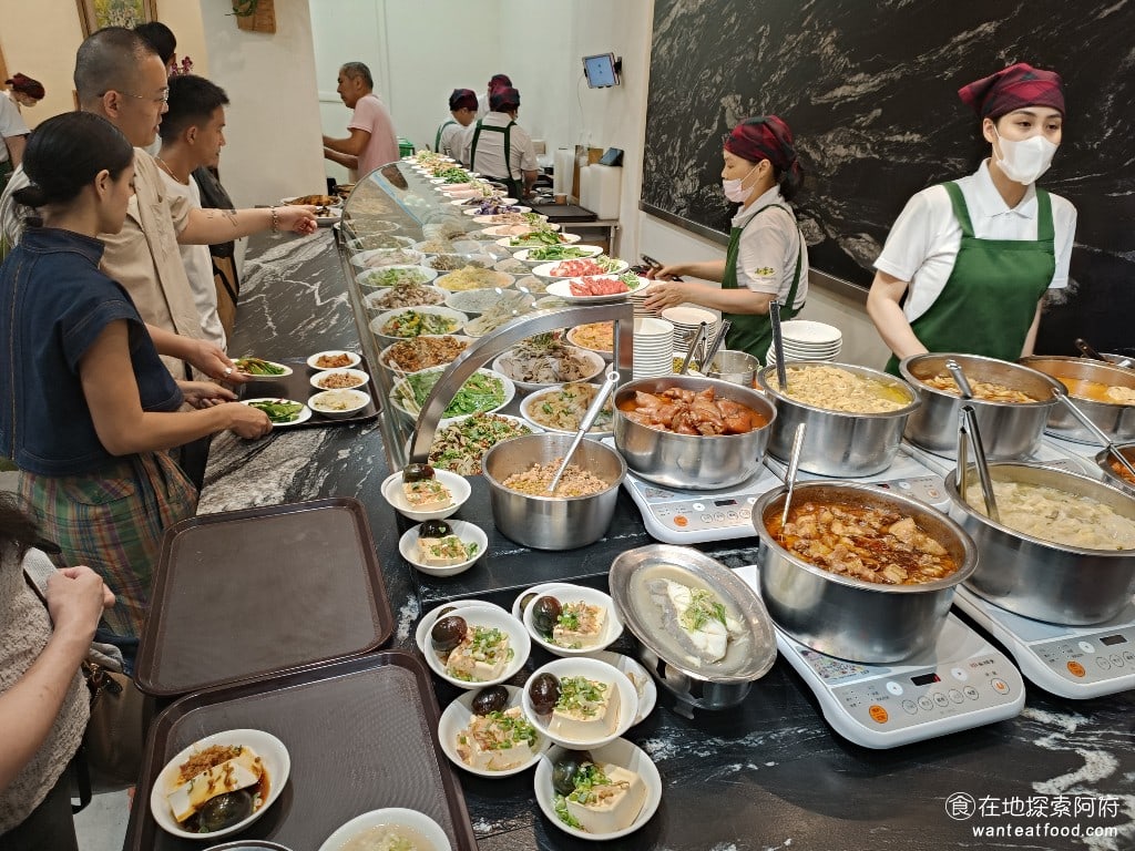 小李子清粥小菜,小李子清粥小菜菜單,小李子清粥小菜價格,大安區美食,大安美食,科技大樓美食,台灣小吃,清粥小菜 新店面的菜色，也比舊店面少了大概一半，因為空間比較小，沒辦法擺設這麼多道菜。 @在地探索的阿府美食世界