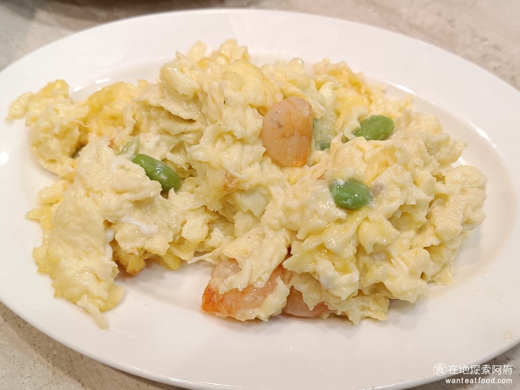 小李子清粥小菜,小李子清粥小菜菜單,小李子清粥小菜價格,大安區美食,大安美食,科技大樓美食,台灣小吃,清粥小菜 蝦仁滑蛋 這道菜是《小李子清粥小菜》的招牌，來這裡絕對必點。它的滑蛋火侯掌控得剛剛好，滑蛋帶有微微的香氣，沒有燒焦味，吃起來口感軟嫩，還能吃得到一點蛋汁，非常美味。 @在地探索的阿府美食世界