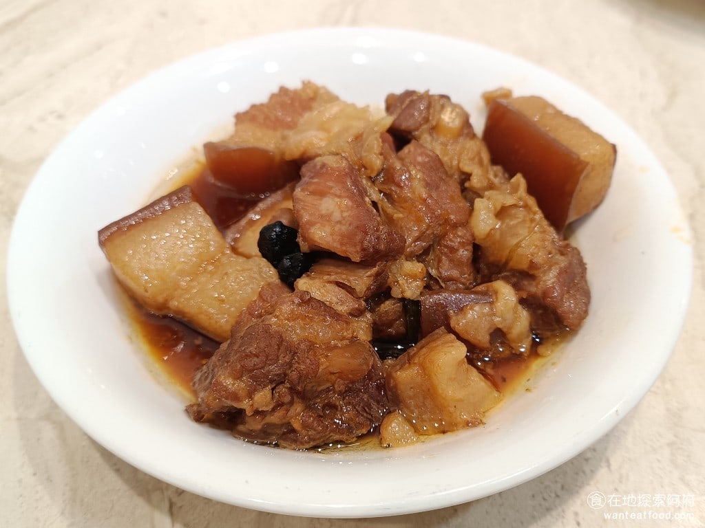 小李子清粥小菜,小李子清粥小菜菜單,小李子清粥小菜價格,大安區美食,大安美食,科技大樓美食,台灣小吃,清粥小菜 紅燒肉 紅燒肉的肉質也非常軟嫩，肥肉和瘦肉的比例剛剛好，我發現換了新店面後，每一道菜好像吃起來比之前更好吃，每一道菜輪轉的速度變快，都是剛煮好的。 @在地探索的阿府美食世界