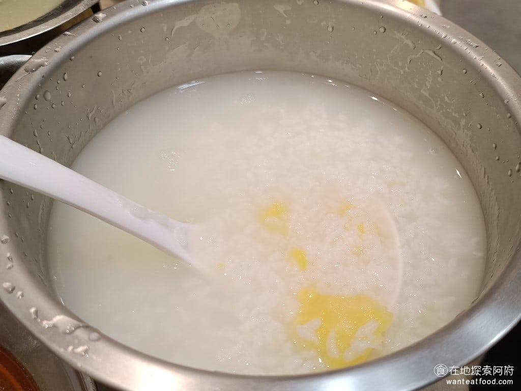 小李子清粥小菜,小李子清粥小菜菜單,小李子清粥小菜價格,大安區美食,大安美食,科技大樓美食,台灣小吃,清粥小菜 地瓜稀飯 《小李子清粥小菜》的白飯和稀飯都是吃到飽的，每一個人只要 30 元。當你入座的時候，店員就會問你要選擇稀飯，還是白飯，我非常推薦稀飯。 @在地探索的阿府美食世界