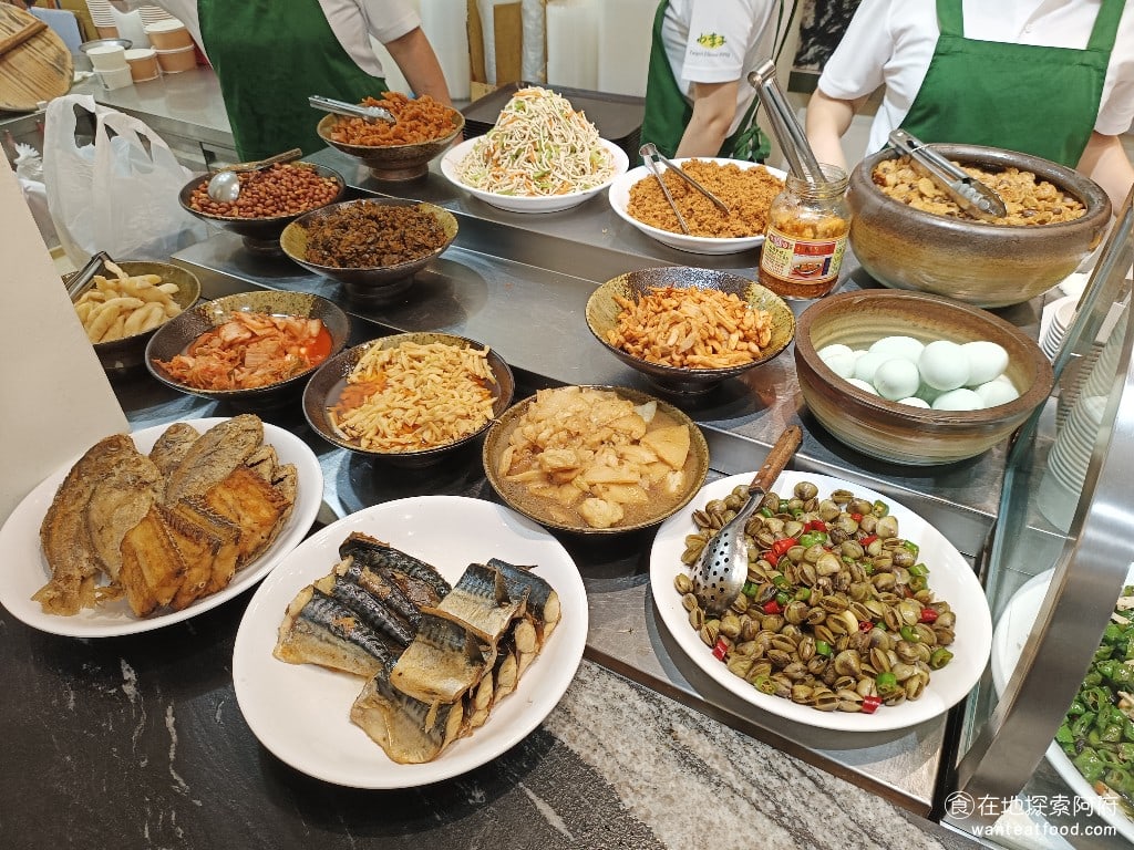 小李子清粥小菜,小李子清粥小菜菜單,小李子清粥小菜價格,大安區美食,大安美食,科技大樓美食,台灣小吃,清粥小菜 素食區依然還在，炸魚的種類倒是少了蠻多的。 @在地探索的阿府美食世界
