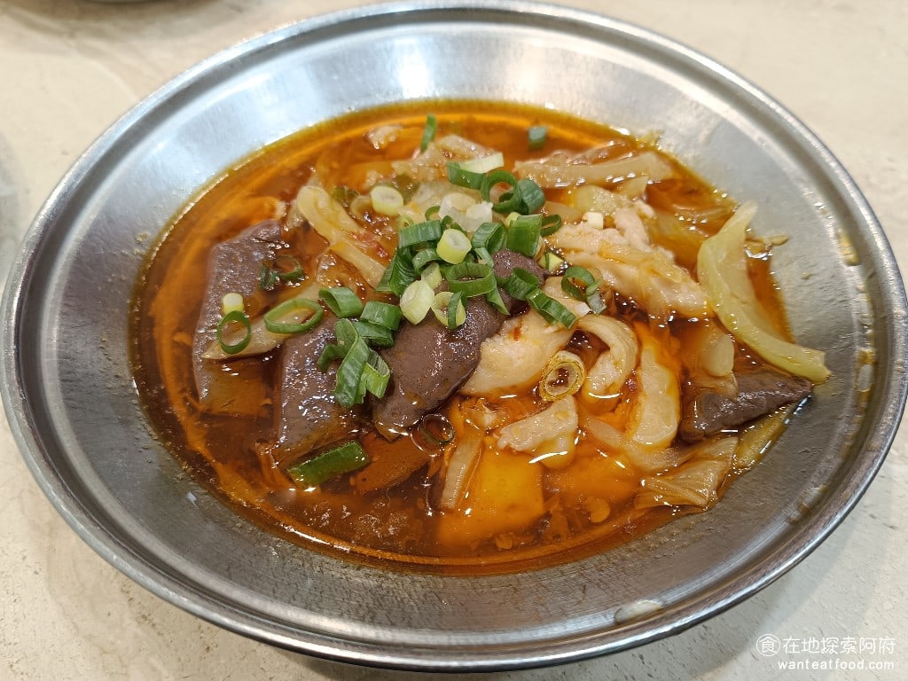 小李子清粥小菜,小李子清粥小菜菜單,小李子清粥小菜價格,大安區美食,大安美食,科技大樓美食,台灣小吃,清粥小菜 五更腸旺 五更腸旺可以說是小李子的招牌菜，腸旺吃起來微辣，鴨血非常入味，吃起來口感軟嫩，腸子也處理得非常乾淨。最貼心的是，店家還會在下方加上酒精爐加熱，確保每一口吃的都是熱的。 @在地探索的阿府美食世界