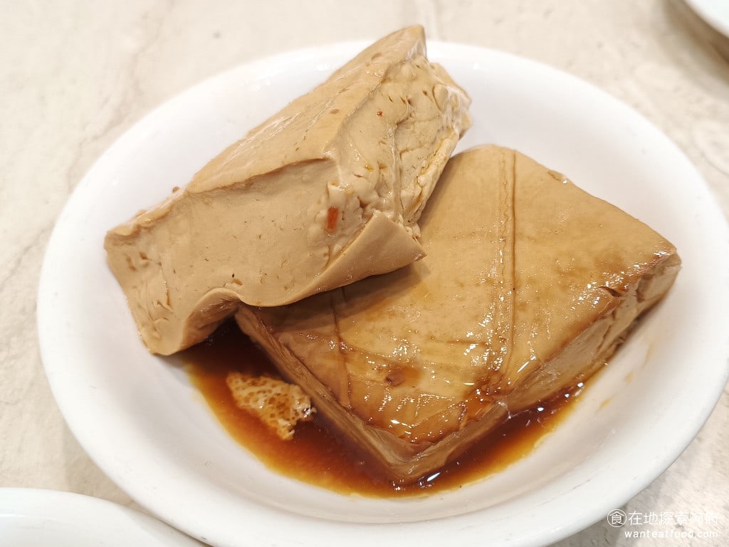 小李子清粥小菜,小李子清粥小菜菜單,小李子清粥小菜價格,大安區美食,大安美食,科技大樓美食,台灣小吃,清粥小菜 滷豆腐 《小李子清粥小菜》的滷豆腐滷得非常入味，每一口豆腐都吃得到滿滿的豆香。這在我吃過的各種滷豆腐中，算是非常舒服的。 @在地探索的阿府美食世界