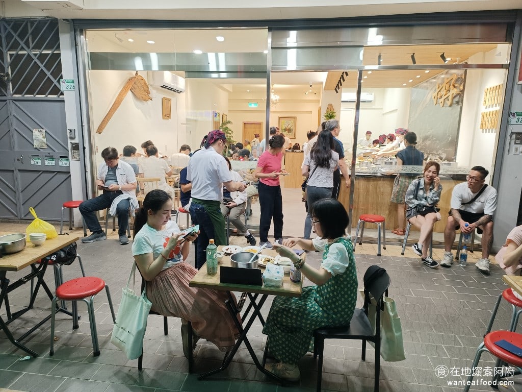 小李子清粥小菜,小李子清粥小菜菜單,小李子清粥小菜價格,大安區美食,大安美食,科技大樓美食,台灣小吃,清粥小菜 老闆在新聞報導中有透露，新店面不是租的，而是去年購入的，店內權狀31坪，交易金額為4150萬元。因為過去 30 幾年，店面都是用租的，光交給房東就繳了 7000 萬，所以才決定新店面要直接購買。 @在地探索的阿府美食世界