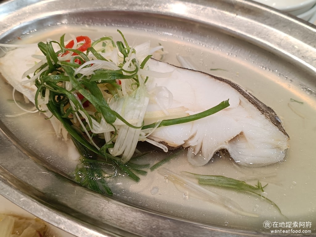 小李子清粥小菜,小李子清粥小菜菜單,小李子清粥小菜價格,大安區美食,大安美食,科技大樓美食,台灣小吃,清粥小菜 清蒸鱈魚 鱈魚的魚肉非常軟嫩、入口即化，底下的醬汁吃起來沒有過重的調味，味道偏淡。整體來說，吃起來非常舒服。 @在地探索的阿府美食世界