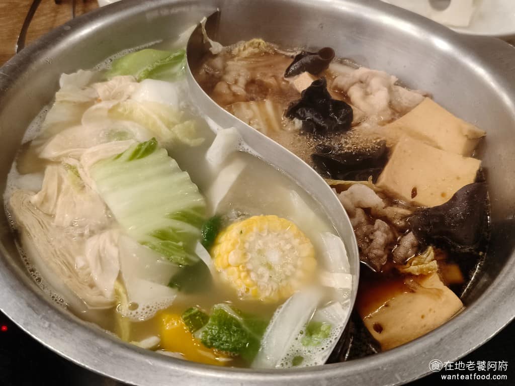 MOMOPARADISE 南港潤泰牧場 南港潤泰牧場菜單 南港潤泰牧場推薦 南港區美食 南港美食 蔬菜有25種新鮮時蔬可選,吃起來都很新鮮。牛蒡切片煮起來清脆甘甜特別好吃。腐皮吸飽湯汁,尤其是壽喜鍋,吃起來鹹味十足超好吃。還有百頁豆腐和年糕,也很容易吸附醬汁,煮起來都很下飯。 @在地老饕阿府