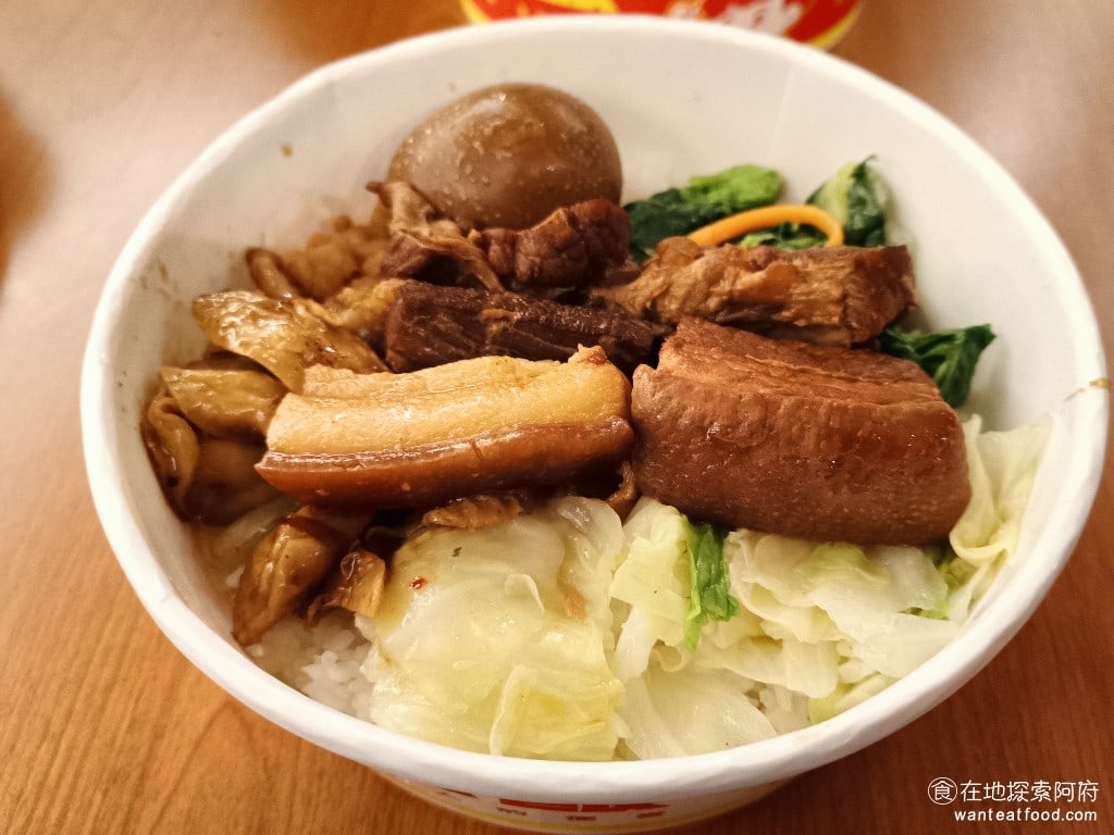 正忠排骨飯保平店 永和美食 永安市場美食 台灣小吃 控肉飯 來這裡建議不要點控肉飯一點的時候會有點後悔因為這裡的控肉飯肉質非常硬而且吃起來又很乾算是所有餐點中最累的一個