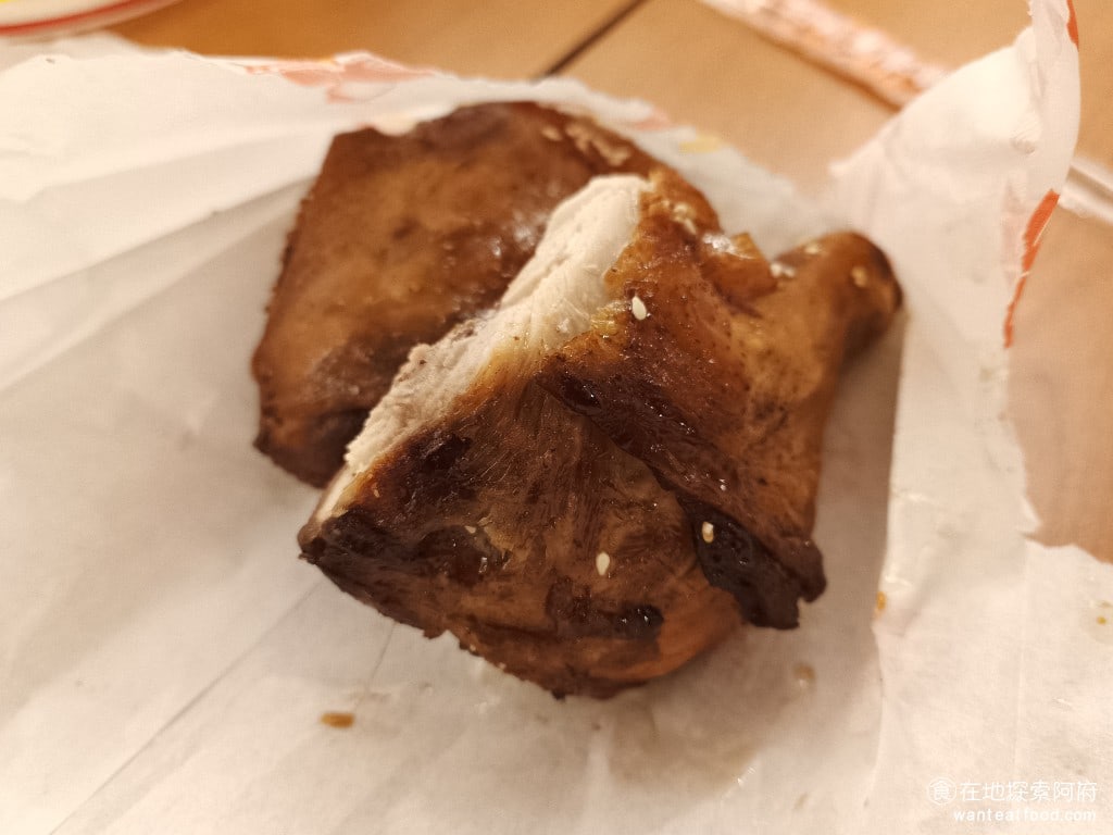 正忠排骨飯保平店 永和美食 永安市場美食 台灣小吃 單點的燒雞腿 許多便當店都只有炸雞腿但這裡有獨有的燒雞腿 燒雞腿是直接刷上燒烤醬放到烤箱裡去烤 燒烤醬吃起來非常甜 有蜜汁雞腿的味道 燒雞腿的外皮也烤得非常酥脆