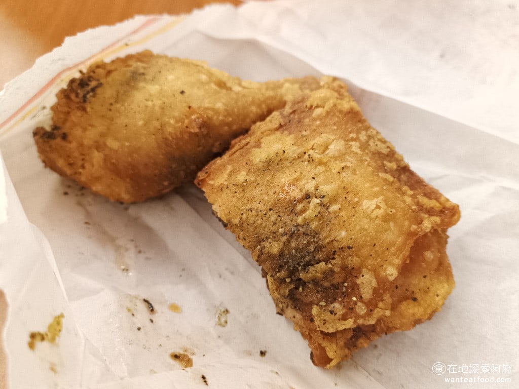 正忠排骨飯保平店 永和美食 永安市場美食 台灣小吃 單點的炸雞腿 這裡的炸雞腿一定要剛出爐的才會比較好吃 炸雞腿其實不是正宗排骨飯的招牌我問過很多朋友他們也都覺得正忠排骨飯的炸雞腿吃起來沒有什麼味道