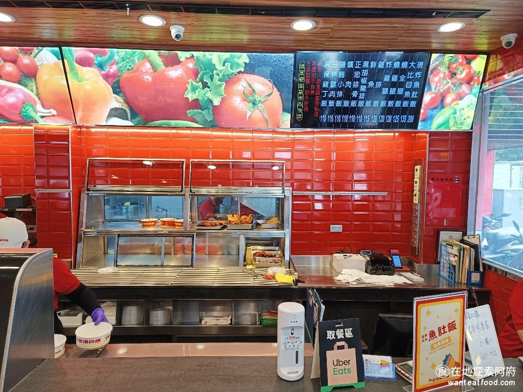 正忠排骨飯保平店 永和美食 永安市場美食 台灣小吃 免費喝的冰紅茶和蘿蔔湯只有一樓才有如果坐在二樓的話要自己從一樓端上去