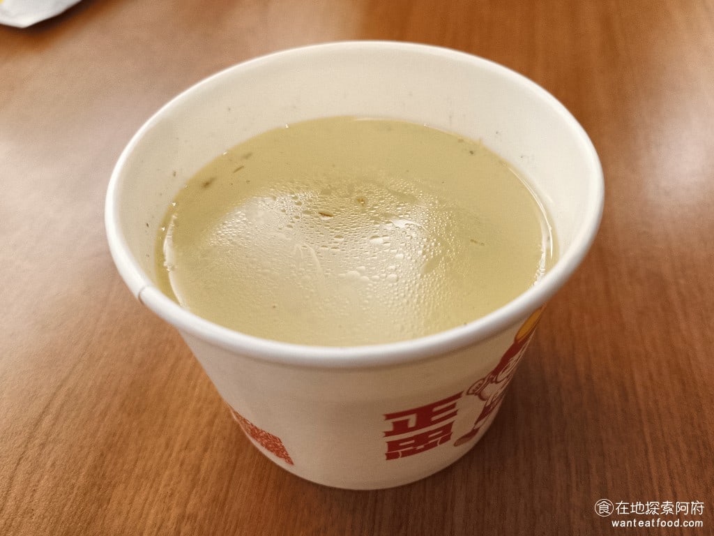正忠排骨飯保平店 永和美食 永安市場美食 台灣小吃 蘿蔔湯 除了提供冰紅茶之外蘿蔔湯也是無限喝的所以吃便當的時候無論你想喝熱湯還是冷飲這裡都有所以吃起來都非常舒服只不過因為吃得很快這樣會對胃不好讓自己都沒有感覺