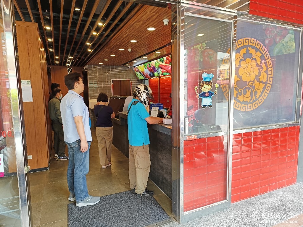 正忠排骨飯保平店 永和美食 永安市場美食 台灣小吃 正忠排骨飯起源於高雄市創立於1991年創辦人是王致中先生兼職的在地人的口味出外人的便當這間店剛好位於永和保平路上旁邊是樂華夜市算是非常熱鬧的地點用餐時間幾乎都要排隊