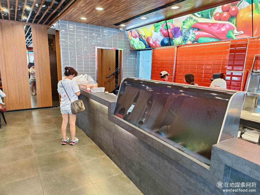 正忠排骨飯保平店 永和美食 永安市場美食 台灣小吃 店內環境非常乾淨用餐環境算是很舒適因為我們想要吃到現炸的排骨和雞腿所以我們就選擇內用