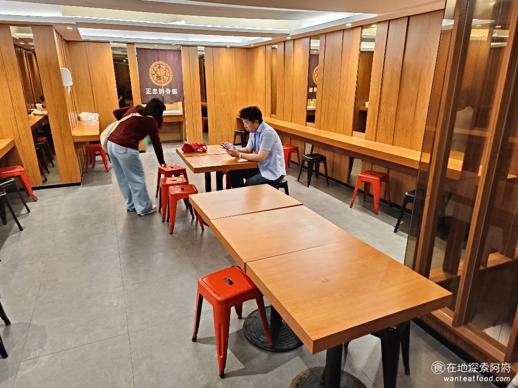 正忠排骨飯保平店 永和美食 永安市場美食 台灣小吃 整間店在外面看起來非常大但是店內的座位並不多用餐區域有一樓和二樓我們這次來則是坐在二樓