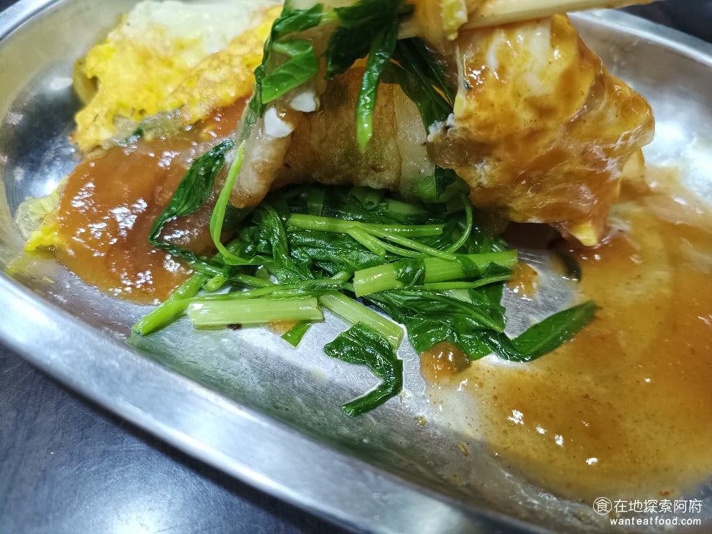 勝利號蚵仔煎 中山區美食 南京復興美食 台灣小吃 他的醬料是甜辣醬但吃起來完全不會辣鹹度個人覺得不太夠吃到的反而甜味比較重 底下加的是空心菜 吃起來感覺有一點油膩
