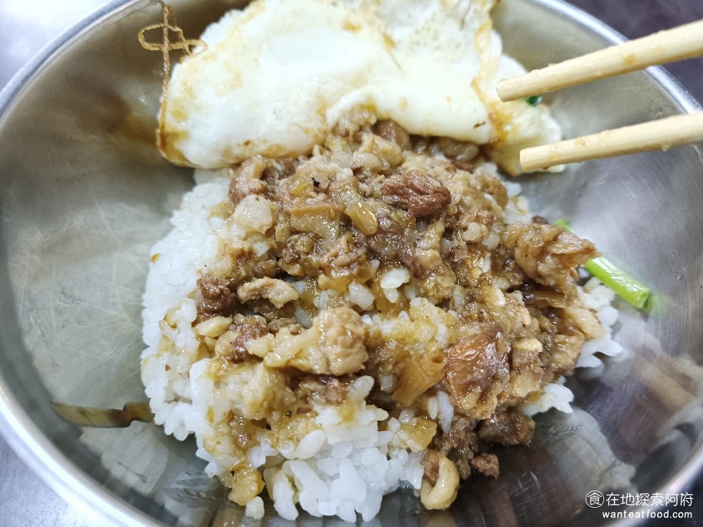 勝利號蚵仔煎 中山區美食 南京復興美食 台灣小吃 加了蛋的滷肉飯吃起來有滿滿的淡香而滷肉飯吃起來肥瘦間半 屬於北部口味的滷肉飯 只是調味上並沒有讓人覺得很特別的味道